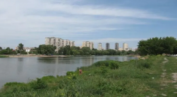 В Киеве утонула беременная девушка, отдыхавшая на озере с пьяным парнем