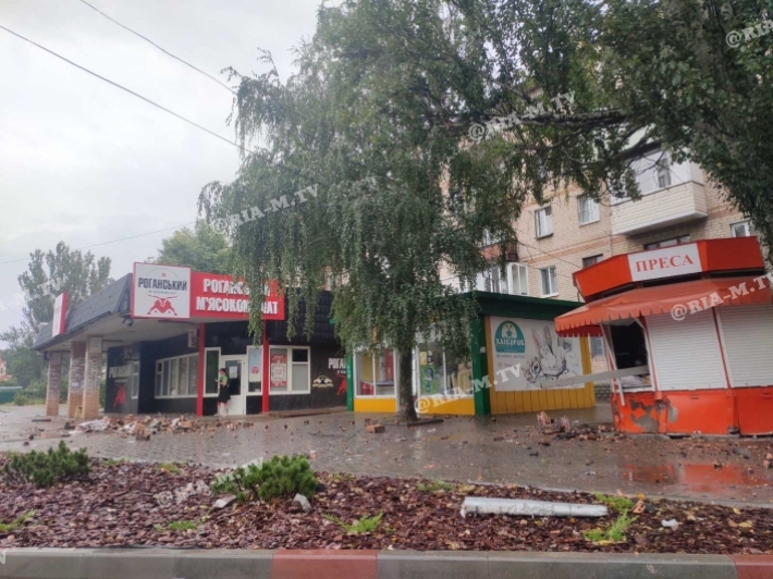 В Мелитополе водитель на Хонде разгромил остановку и газетный киоск (видео)