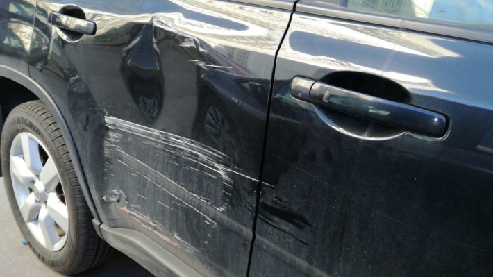 В Мелитополе водитель Опеля поцарапал авто и сбежал (фото)