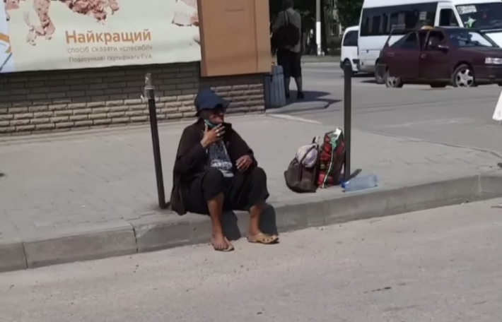 В Мелитополе бездомной преподнесли неожиданный презент (видео)