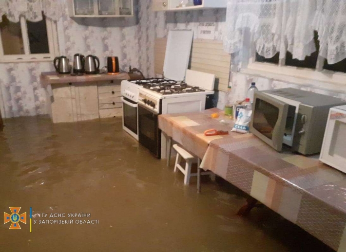 В Кирилловке во время ливня залило мини-отели в центре - вода была даже в домах (фото)