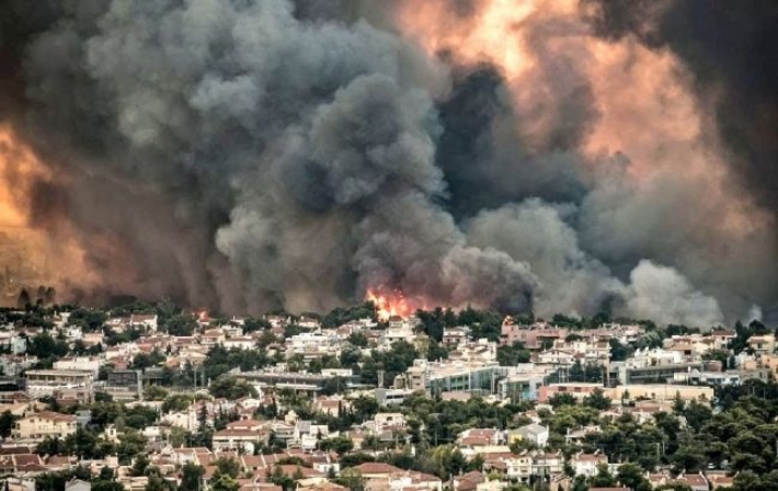 Люди спасаются вплавь, наблюдая как огонь пожирает их дома: жуткое видео пожаров в Греции