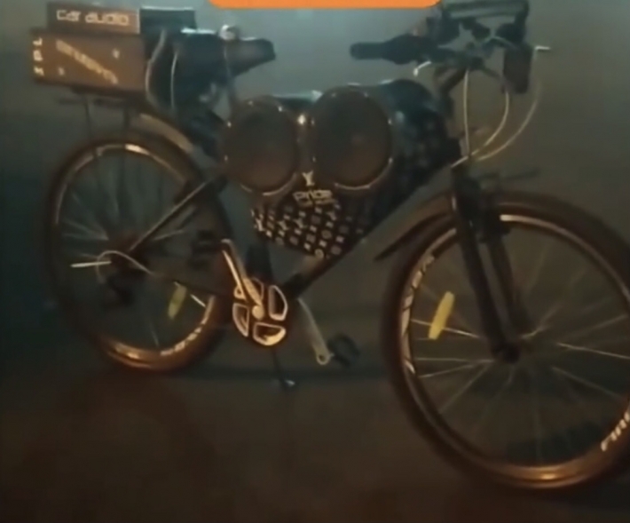 В Мелитополе заметили меломана на велосипеде (видео)