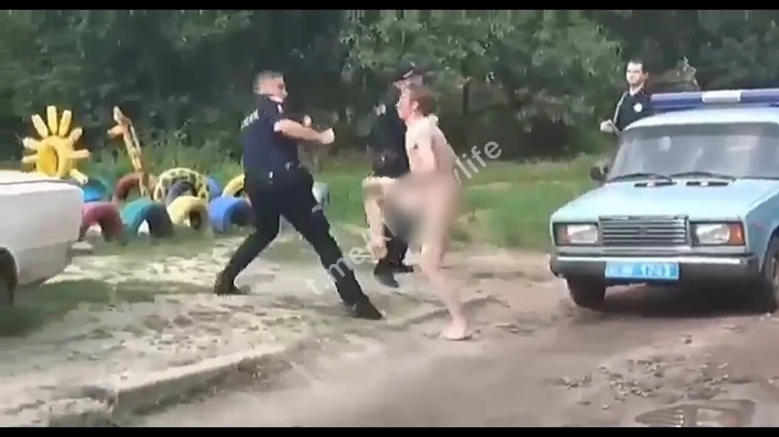 В Харьковской области голый мужчина подрался с тремя полицейскими (видео)