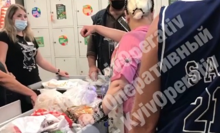 Антиковидная диссидентка: в супермаркете Киева женщина устроила "акцию" против масок, видео