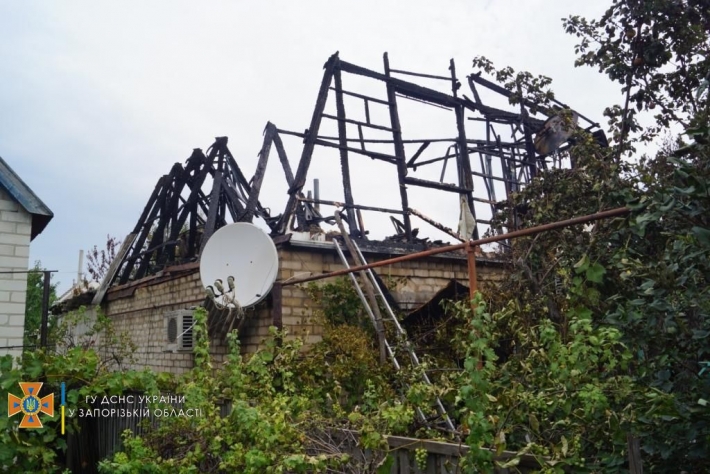 В Запорожье сгорела крыша частного дома (фото)