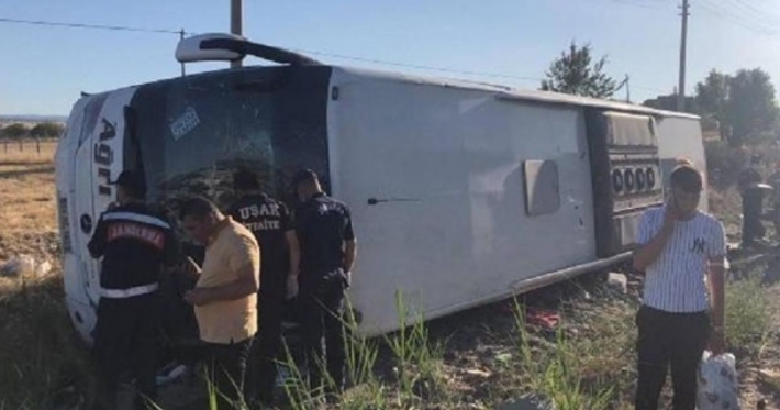 В Турции перевернулся пассажирский автобус, десятки пострадавших доставили в больницы