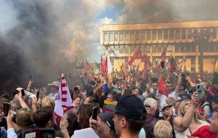 В Вильнюсе полиция применила против протестующих слезоточивый газ (видео)