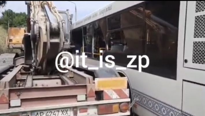 В Запорожье грузовик с краном протаранил автобус - есть пострадавшие