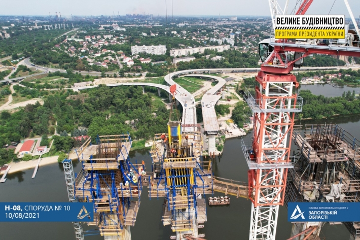 В Запорожье мостостроители начали бетонировать пилоны (фото)