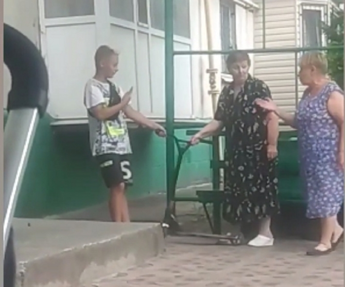 В Мелитополе две пенсионерки устроили разборки во дворе из-за самоката (видео)
