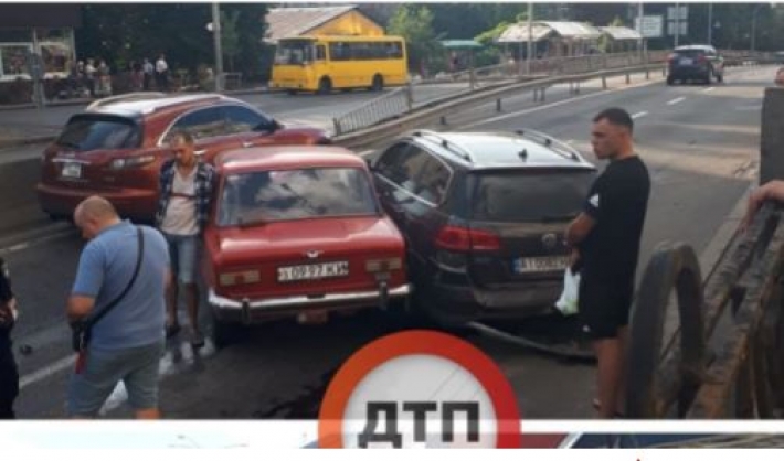 В Киеве пьяный водитель устроил серьезную аварию и хотел скрыться: фото
