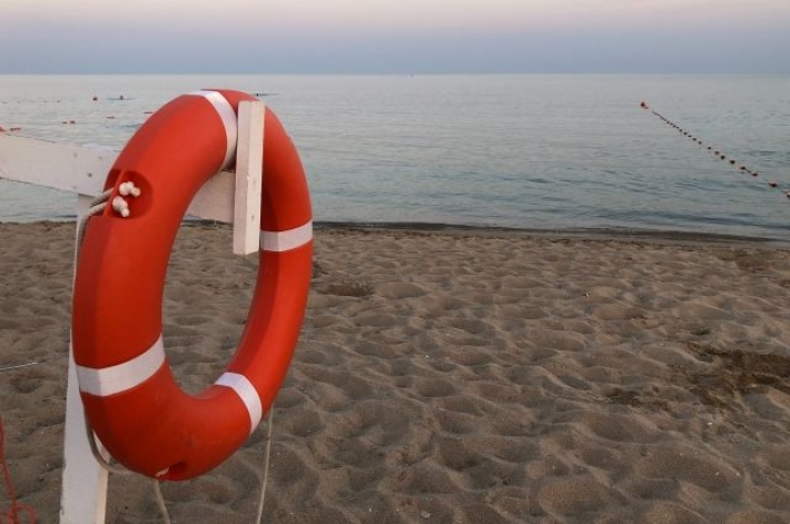 В Кирилловке мужчина заплыл в открытое море на полтора километра и не смог вернуться
