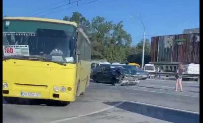 Настоящая пятница 13-е: ДТП с четырьмя автомобилями парализовало движение в Киеве, видео