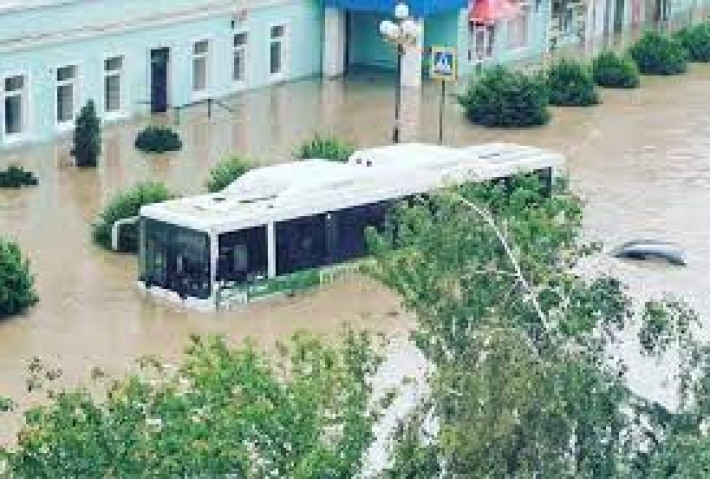 ​Оккупированную Керчь снова затопило - людей готовят к эвакуации: видео