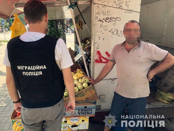 В Кирилловке на рынке торговали незаконные мигранты (фото)