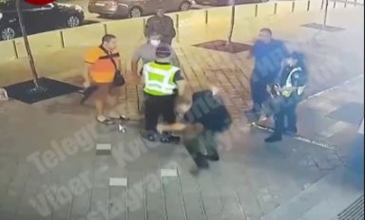 Приехали с автоматом и пистолетом: в Киеве "дружки" нетрезвого дебошира избили прохожего, видео