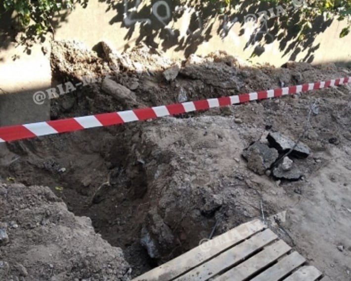 В Мелитополе пенсионерка провалилась в яму (фото)
