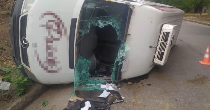 В Харькове во время движения перевернулся микроавтобус: водителю стало плохо и он умер до приезда "скорой" (фото)