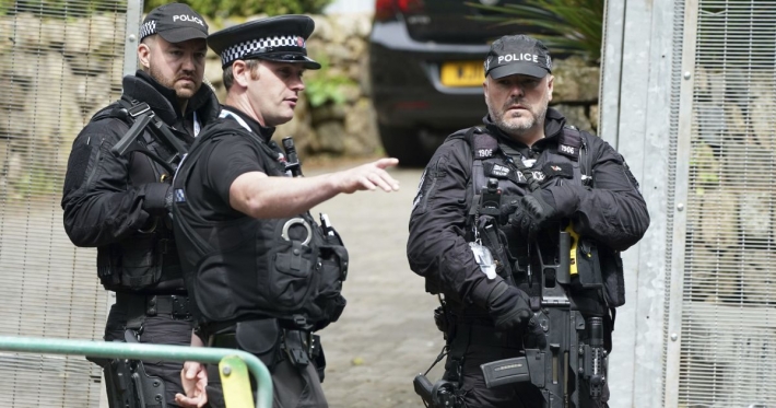Стрельба в Британии: нападающий застрелил ребенка и мать и продолжил убивать случайных прохожих