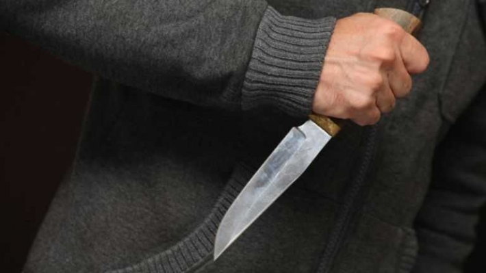 В Мелитополе мужчину ударили ножом в шею - нападавший сбежал
