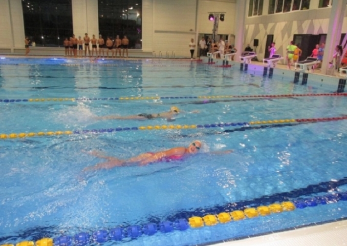 В Мелитополе в бассейн набирают бесплатные группы детей