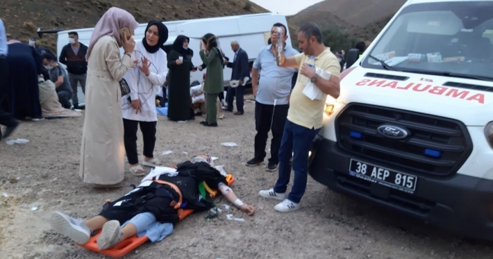 В Турции перевернулся автобус со студентами: почти 30 пострадавших