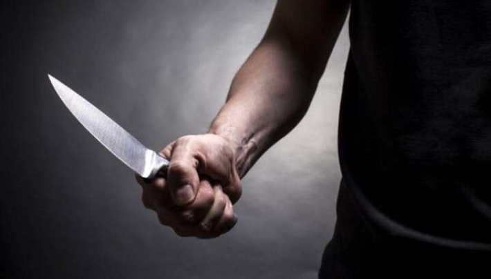 В Днепре мужчина ударил соседа ножом в ягодицу: подробности
