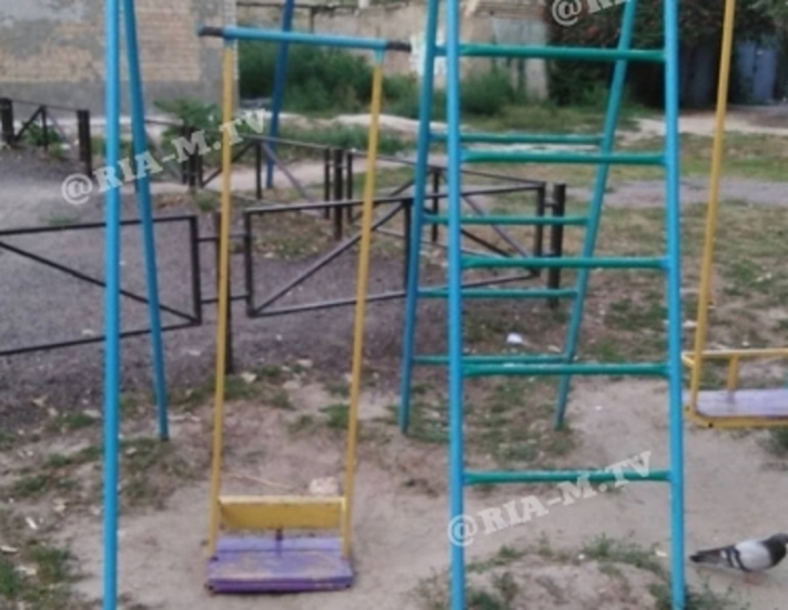 Во дворе многоэтажки в Мелитополе обвалились качели (видео, фото)