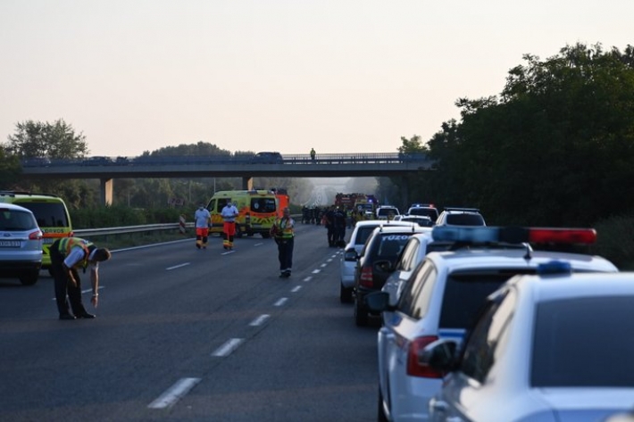 В Венгрии автобус с туристами попал в страшное ДТП - много погибших и пострадавших: фото и видео