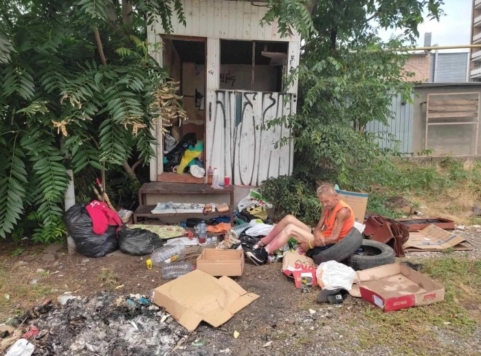 В Мелитополе бездомный, который устроил свалку в центре города, пугает прохожих голым видом  (фото, видео)