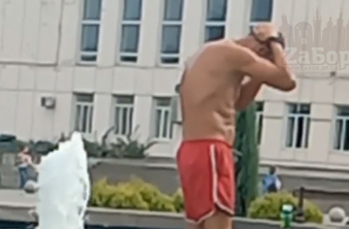 В Запорожье мужчина в фонтане в центре города мылся йогуртом (видео)