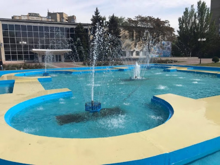 В Мелитополе центральный фонтан превратился в вонючее озеро (видео)