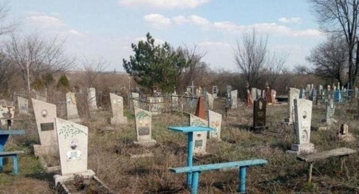 В Запорожской области мужчина совершил надругательство над могилами (ФОТО)