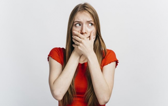 Непрятный запах изо рта указывает на болезнь: к какому врачу нужно бежать