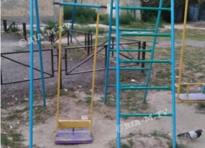 ЧП - в Мелитополе качели рухнули вместе с десятилетним ребенком (фото)