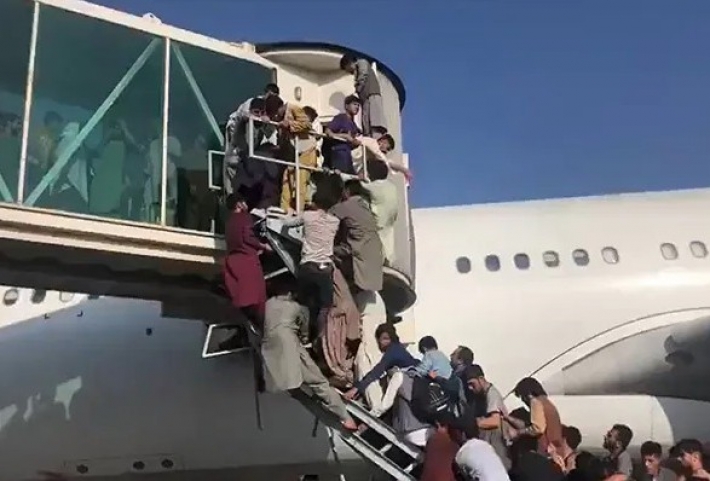 Пытаются улететь даже стоя: в сети показали хаос в аэропорту Кабула (Видео)