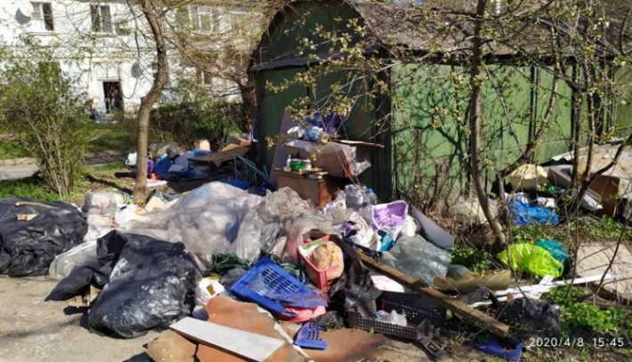 В Запорожье местная жительница устроила стихийную свалку посреди двора