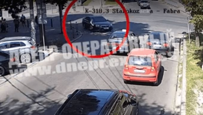 В центре Днепра Mitsubishi сбил мужчину: видео момента ДТП