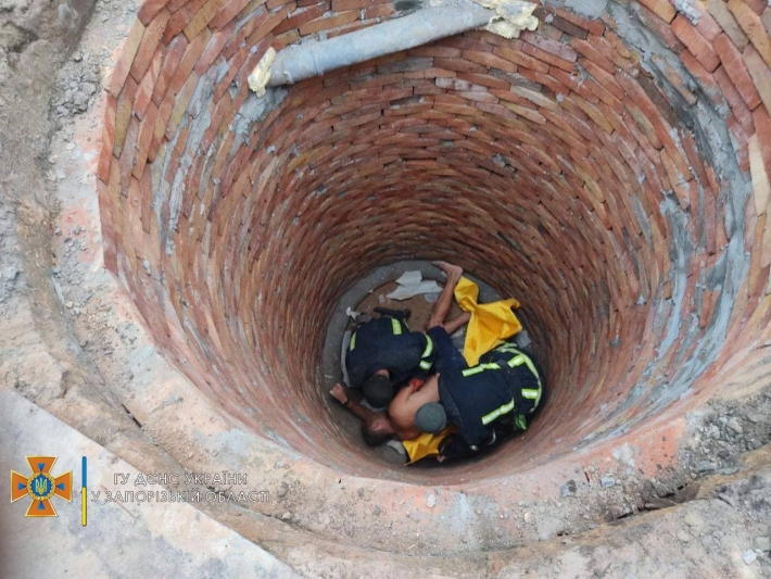 В Мелитополе мужчина упал в глубокую сливную яму (фото)