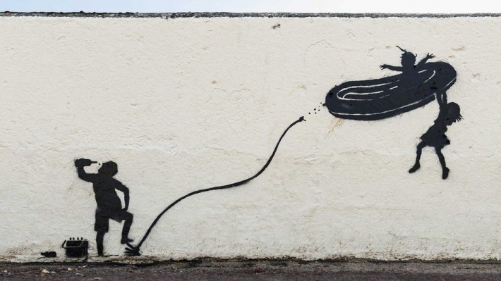 В Англии закрасили граффити Бэнкси из-за трагедии на пляже