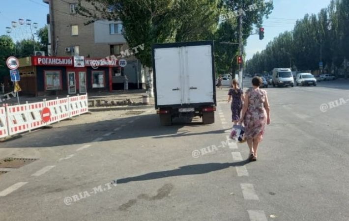 Очередной автохам удивил Мелитополь парковкой на пешеходном переходе (фото)