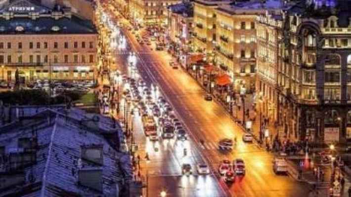 В Киеве полураздетый неадекват устроил ночную "прогулку" по оживленному проспекту: видео