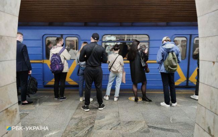 В киевском метро полицейский спас жизнь человеку: пассажир стал бледно-синего цвета