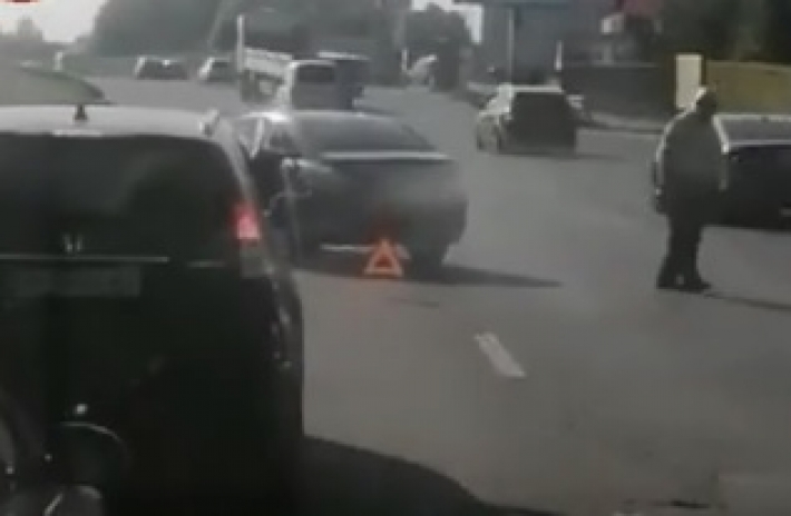 В Киеве на Окружной произошло серьезное ДТП: возникла внушительная пробка