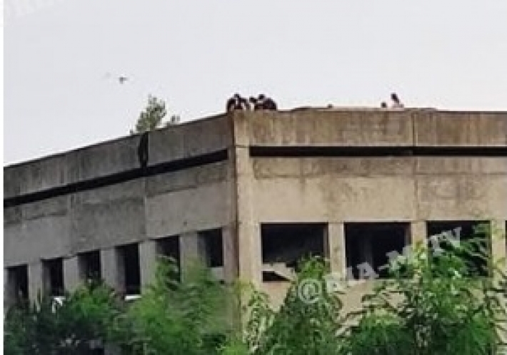 В Мелитополе подростки "поселились" на крыше недостроя (фото, видео)