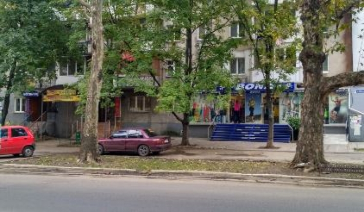 Хлебали водку из горла: в Одессе компания на авто въехала в магазин, видео