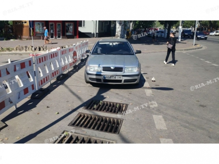 В Мелитополе водители приспособили под парковку перекрытую дорогу (фото)