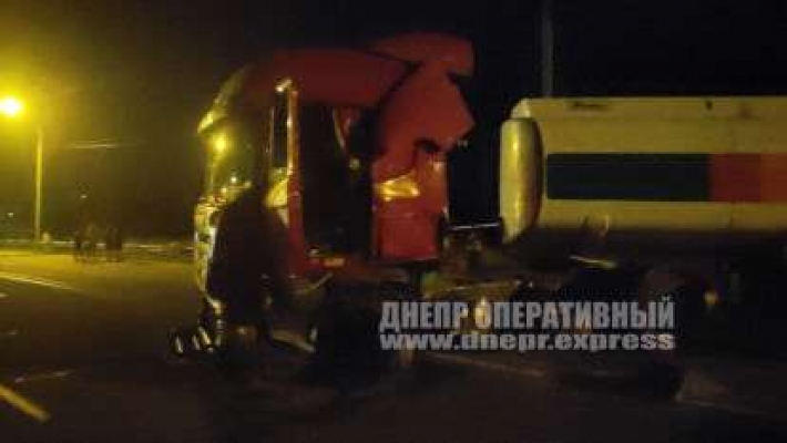 Масштабное ДТП на выезде из Днепра: фура в огне, есть погибший и пострадавшие (видео)