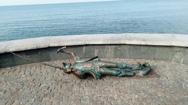 Полиция просит сообщить о вандалах, разрушивших памятник «Рыбаку» в Бердянске (ФОТО)